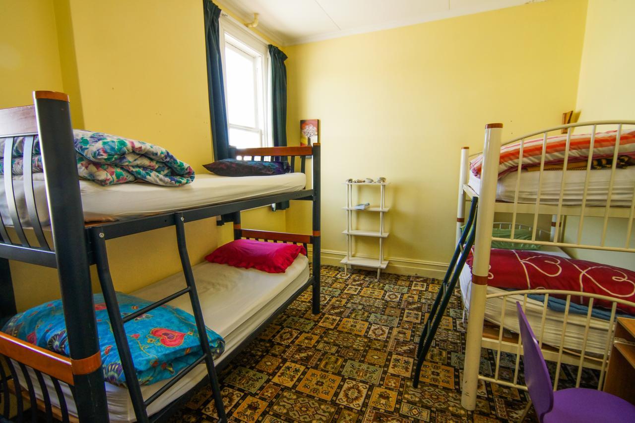 Empire Hotel Backpackers Оамару Екстериор снимка