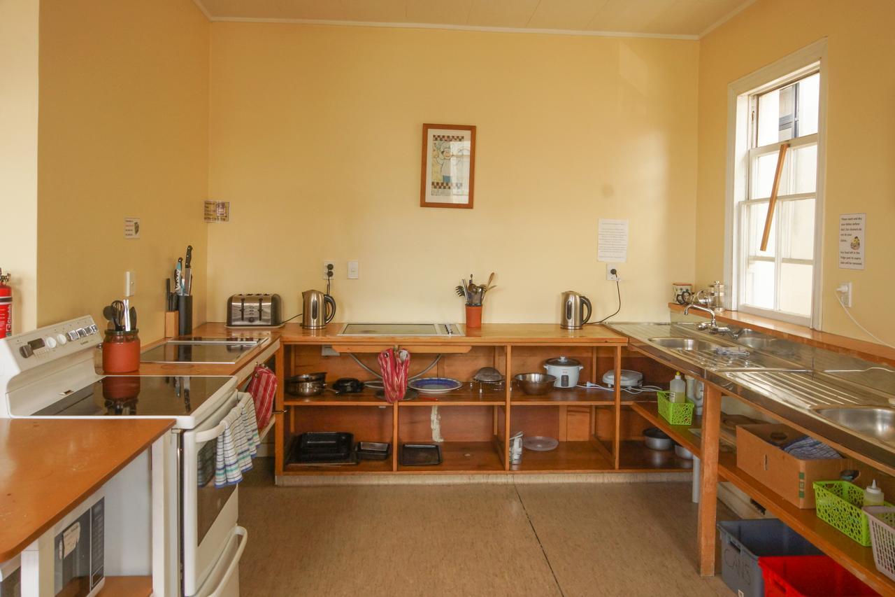 Empire Hotel Backpackers Оамару Екстериор снимка