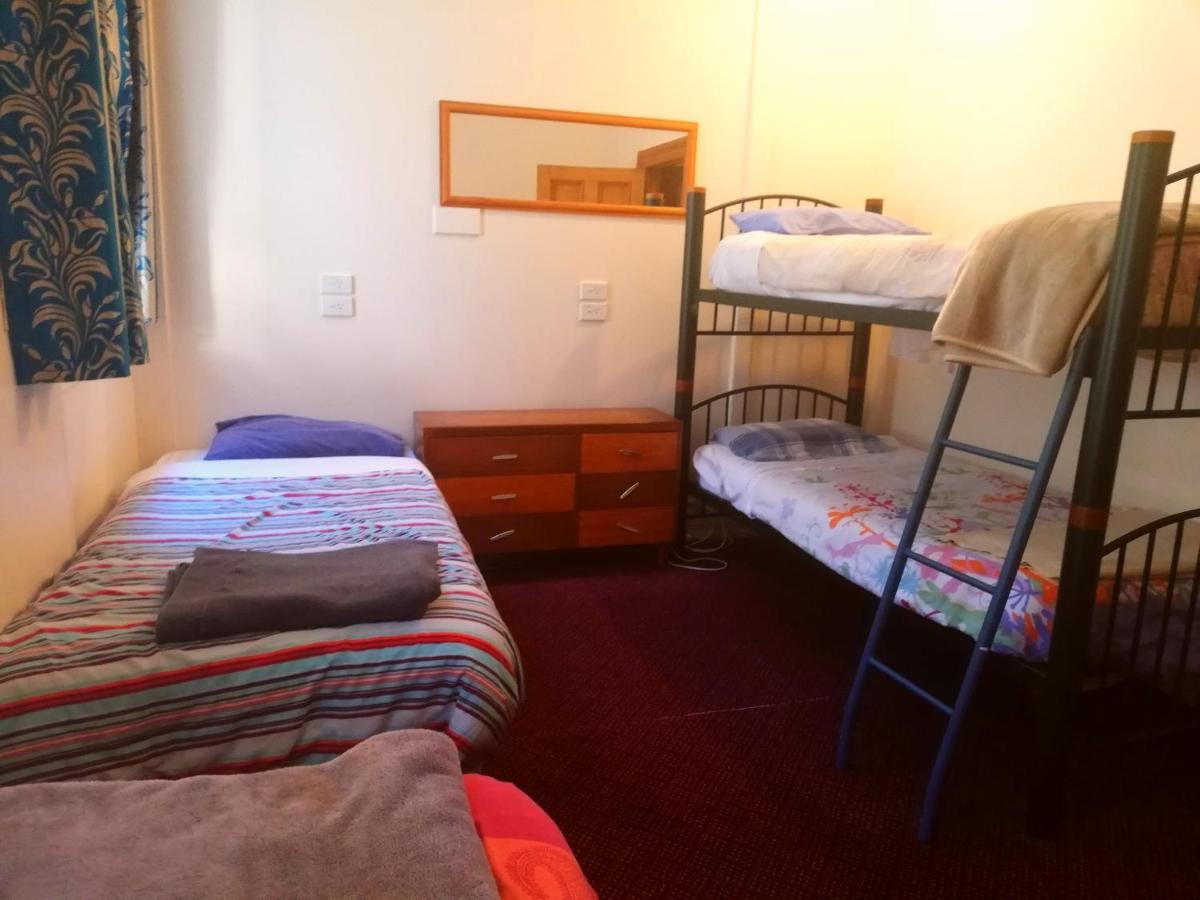 Empire Hotel Backpackers Оамару Екстериор снимка