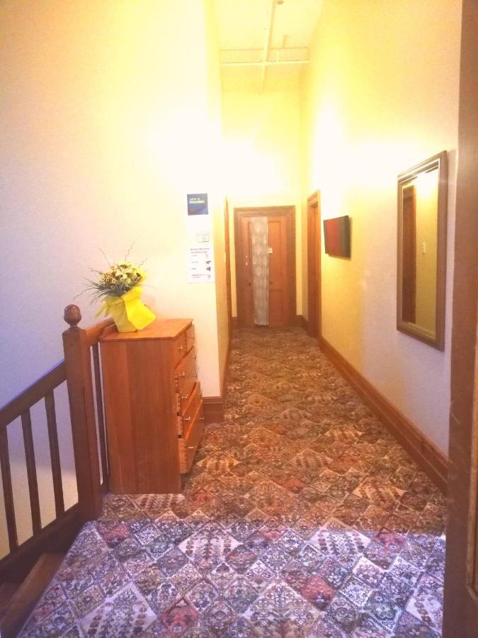Empire Hotel Backpackers Оамару Екстериор снимка